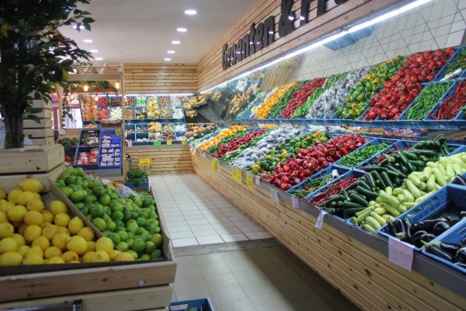 Vlees, vers brood, verse groente en fruit - Versmarkt De Vos, Hoboken