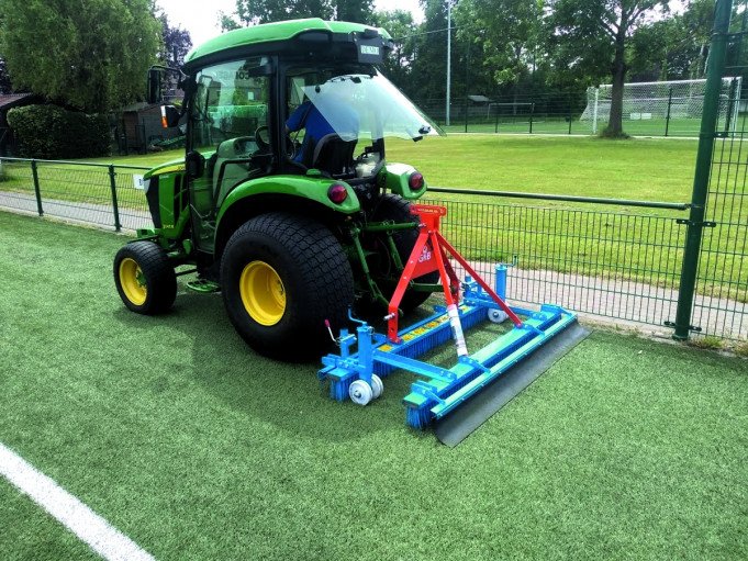 Onderhoud van kunstgras Heestert, West-Vlaanderen