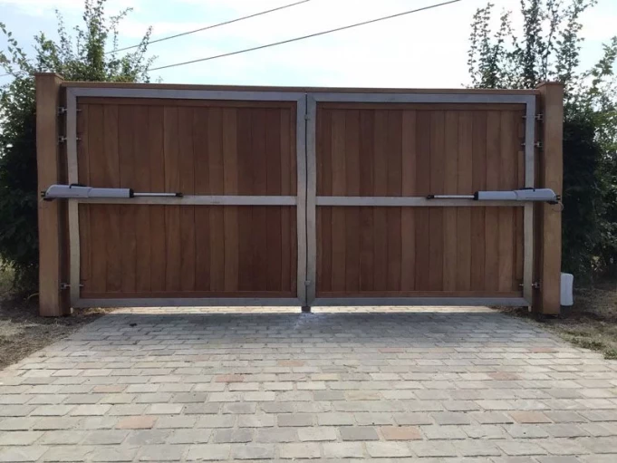 Manuele houten poorten Izegem, West-Vlaanderen