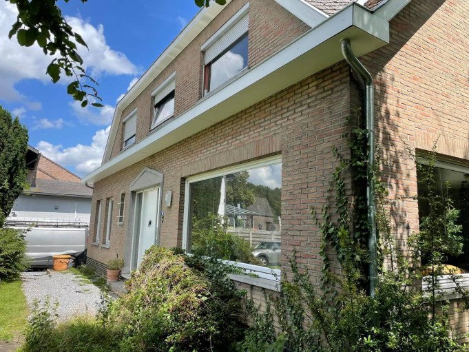 Dakdekker in de buurt Dilsen-Stokkem, Limburg